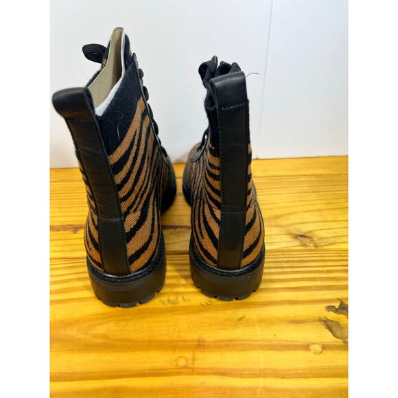Sofft Women’s 11
Knit Tiger Stripe Combat Boots Lace-Up Chunky Sole Ne - Picture 3 of 5